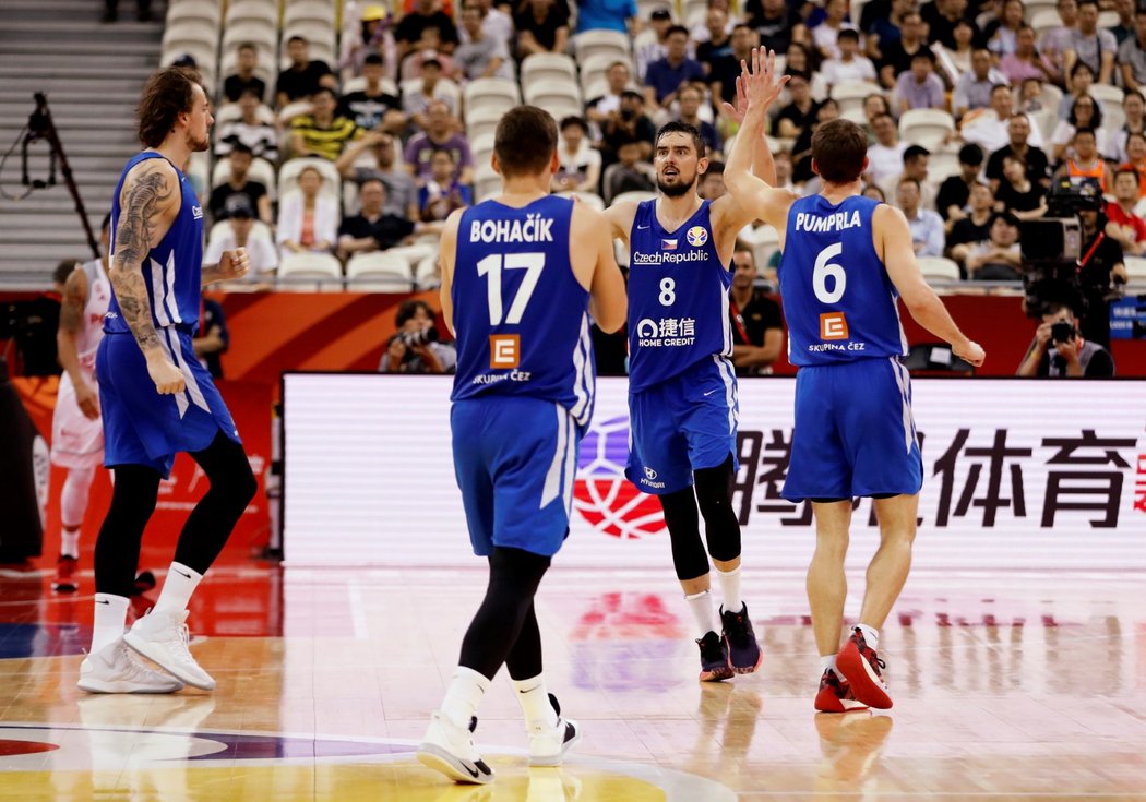 Radost českých basketbalistů v utkání s Polskem