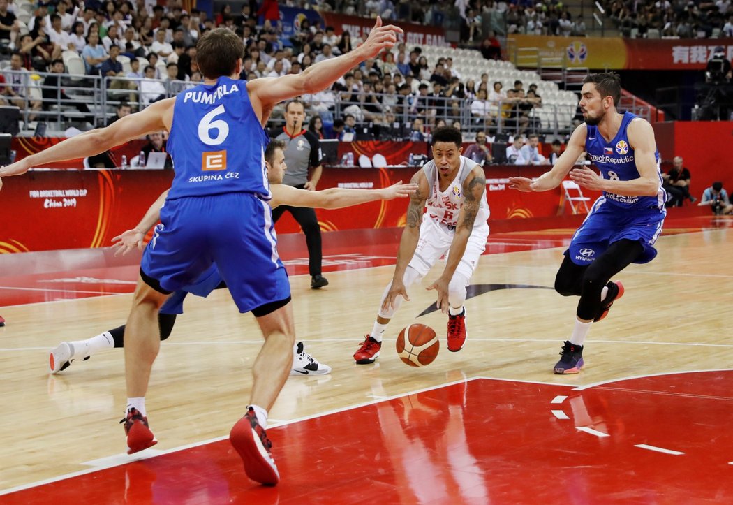 Čeští basketbalisté na MS v Číně během utkání s Polskem