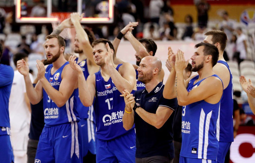 Čeští basketbalisté se radují po výhře nad Polskem na MS v Číně