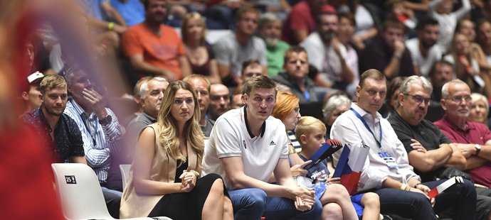 Zápas si nenechal ujít ani Andrej Kirilenko, někdejší hvězda Utah Jazz v NBA a současný šéf ruské basketbalové federace