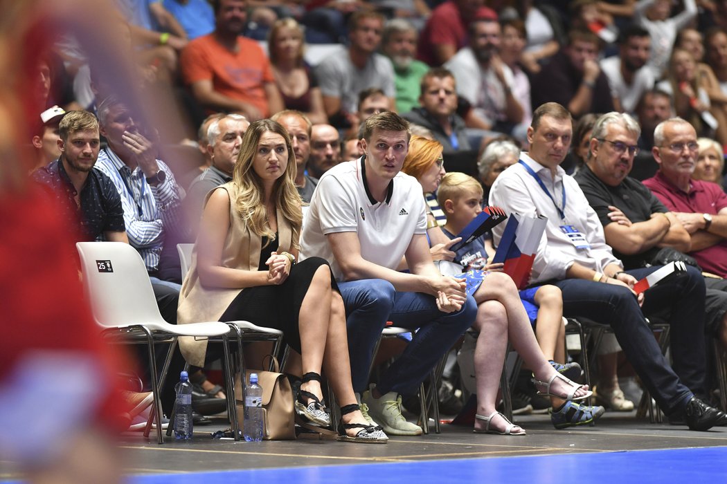 Zápas si nenechal ujít ani Andrej Kirilenko, někdejší hvězda Utah Jazz v NBA a současný šéf ruské basketbalové federace