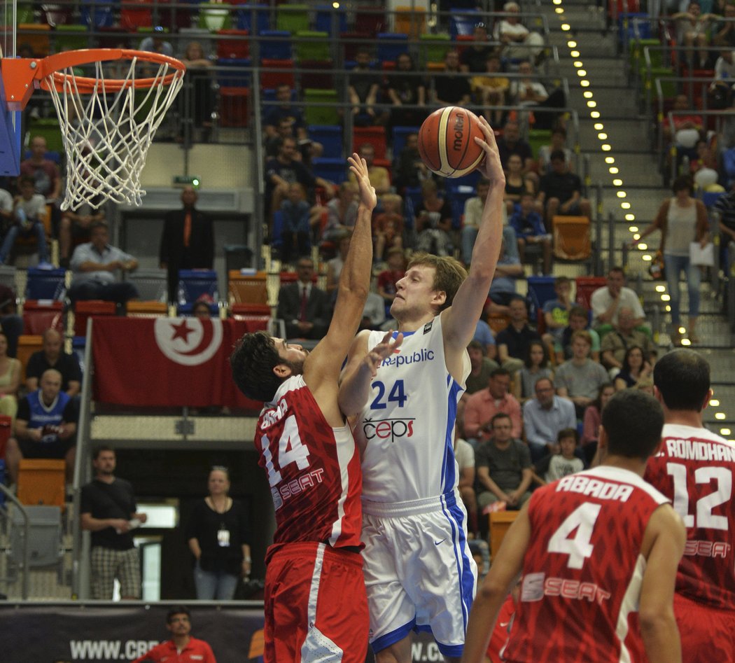 Jan Veselý smečuje do koše přes tuniského basketbalistu Hamdiho Braa v přípravném zápase