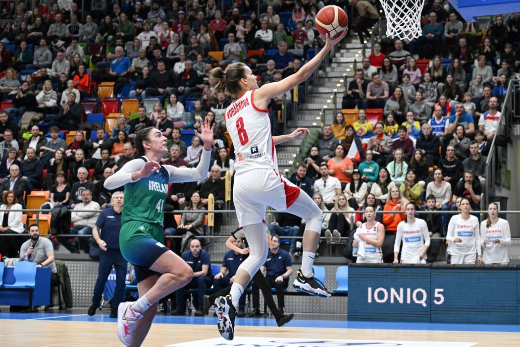 Přesvědčivé vítězství nad Irskem zapsaly v prvním domácím zápase kvalifikace mistrovství Evropy české basketbalistky