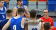 Čeští basketbalisté poslouchají na tréninku trenéra Diega Ocampa
