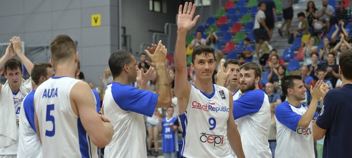 Jiří Welsch zdraví fanoušky po přípravném zápase českých basketbalistů s Tuniskem