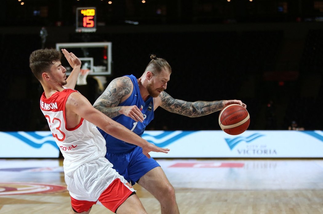 Patrik Auda v dresu české basketbalové reprezentace v duelu s Tureckem