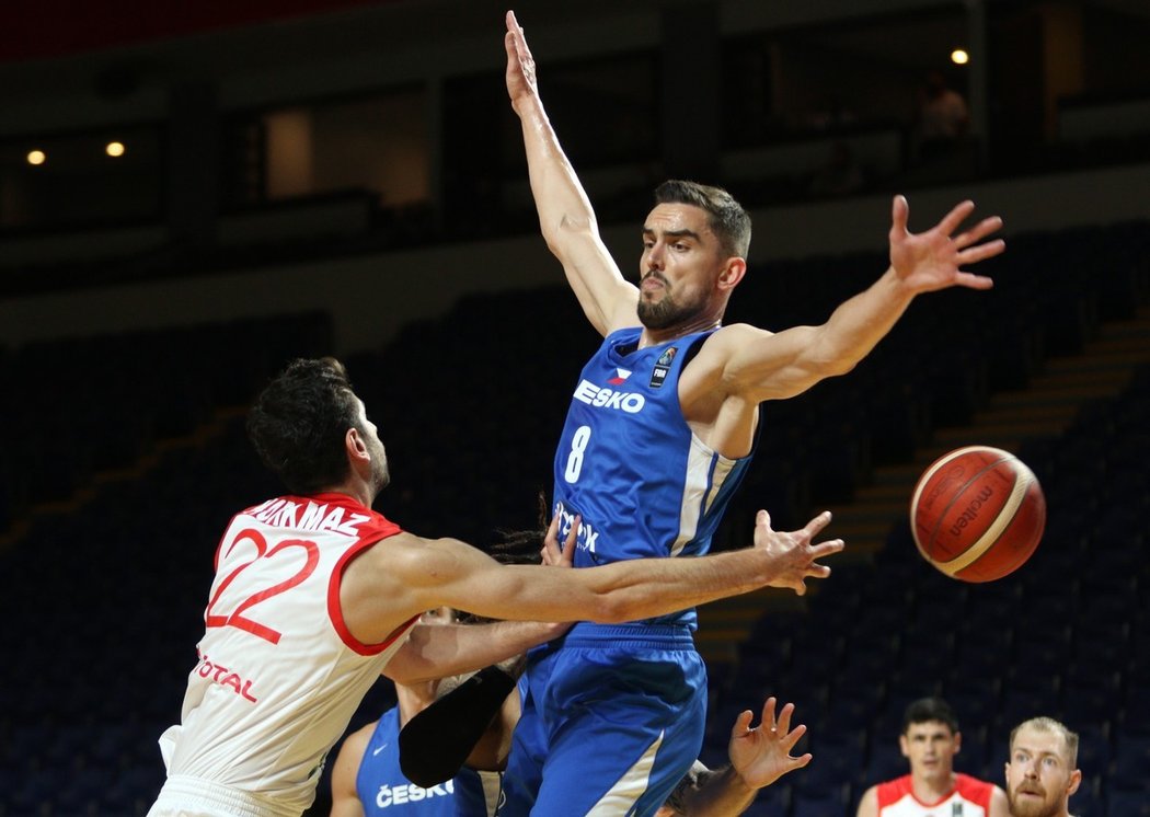 Čeští basketbalisté v čele s Tomášem Satoranským prohráli úvodní duel v kvalifikaci o olympijské hry v Tokiu