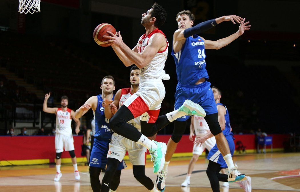 Jan Veselý (vpravo) se k české basketbalové reprezentaci přidal po delší odmlce, k výhře nad Tureckem v kvalifikaci o OH ale nepřispěl