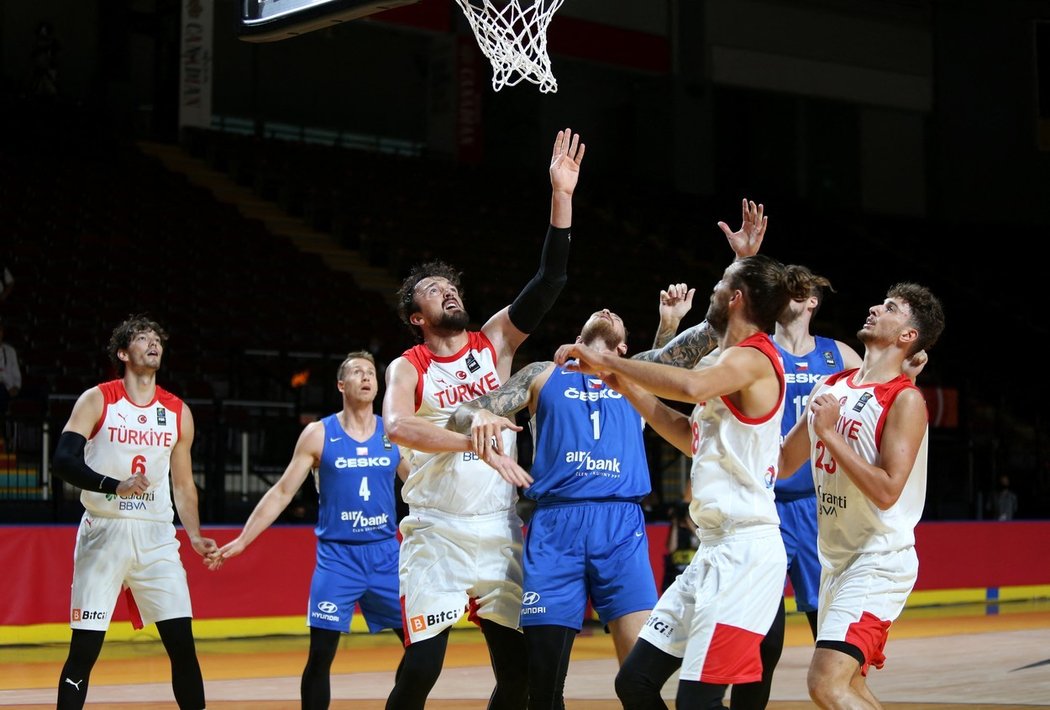 Turečtí basketbalisté porazili v kvalifikaci o OH v Tokiu i Česko a postupují do semifinále z prvního místa