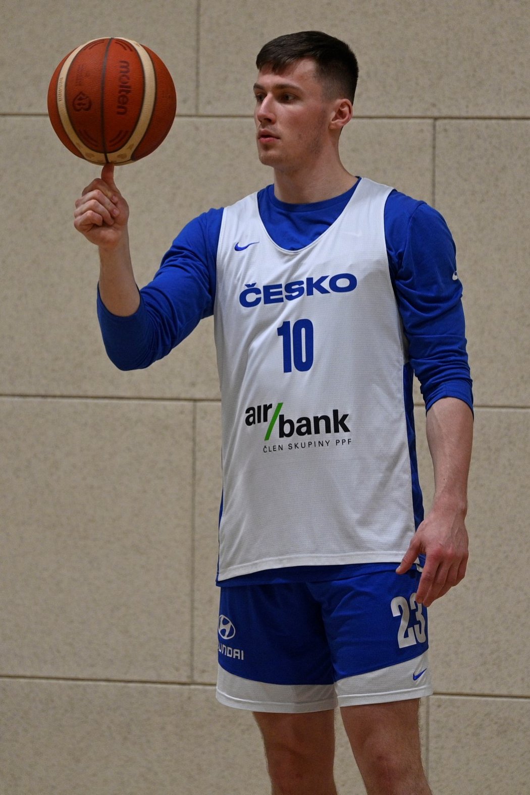 Ondřej Sehnal na tréninku basketbalistů před startem kvalifikace o MS