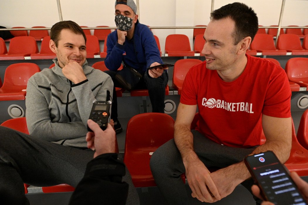 Bratři Jaromír (vlevo) a Petr Bohačíkovi při společném rozhovoru po tréninku reprezentace