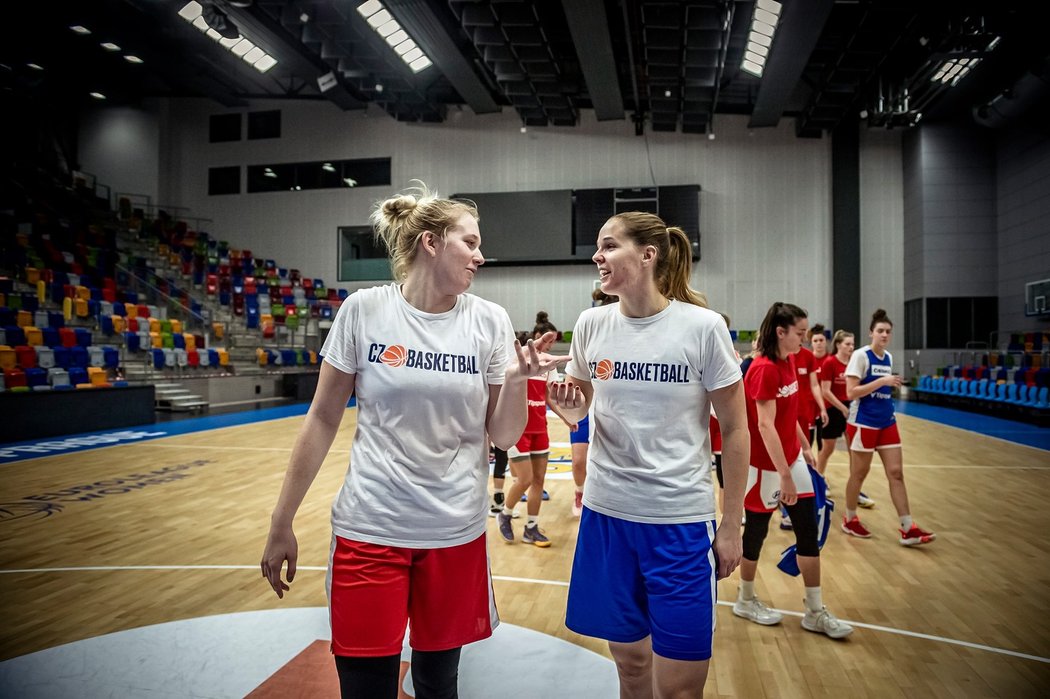 Česká basketbalistka Julia Reisingerová (vlevo)