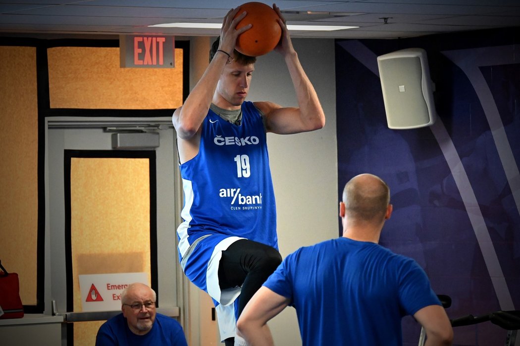 Jan Veselý v přípravě na kvalifikační turnaj basketbalistů v Kanadě