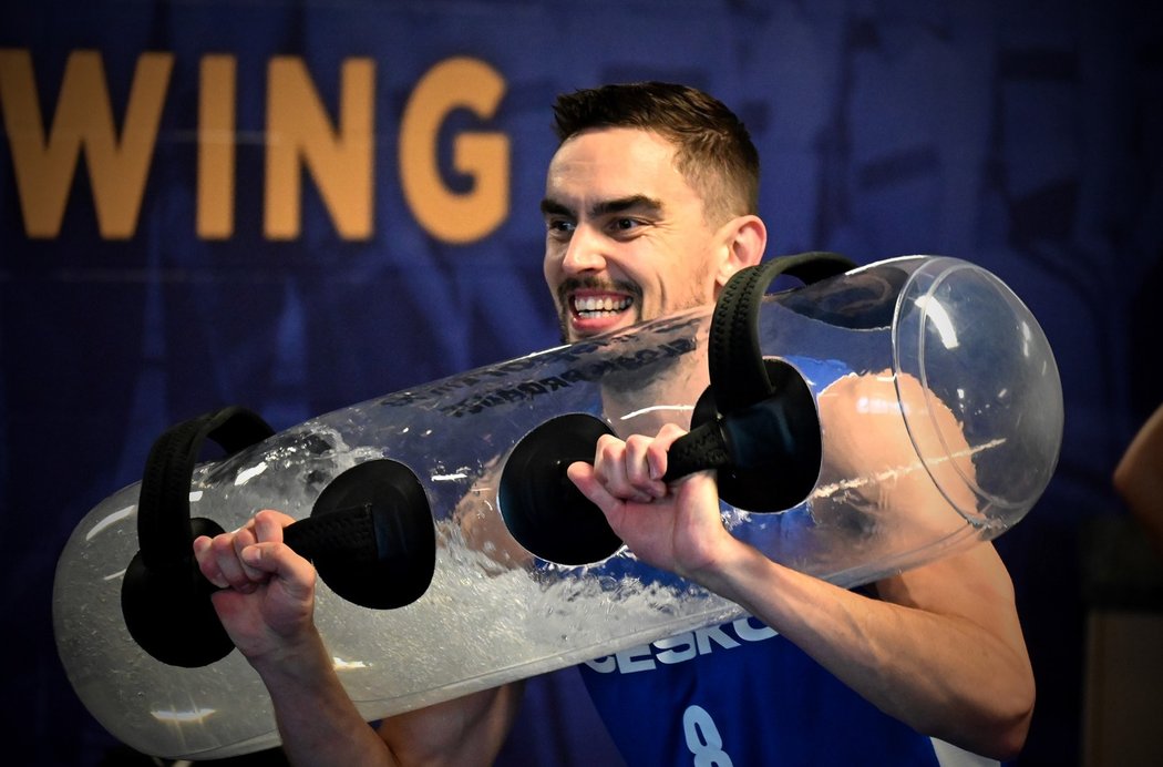 Tomáš Satoranský v improvizované české posilovně před startem olympijské kvalifikace basketbalistů v Kanadě