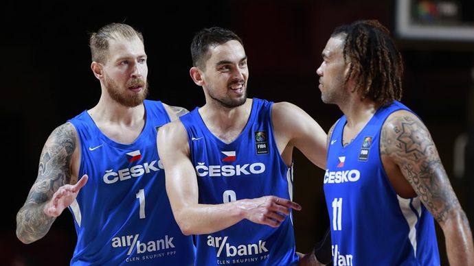Patrik Auda a Tomáš Satoranský se radují s Blakem Schilbem v semifinále olympijské kvalifikace proti Kanadě