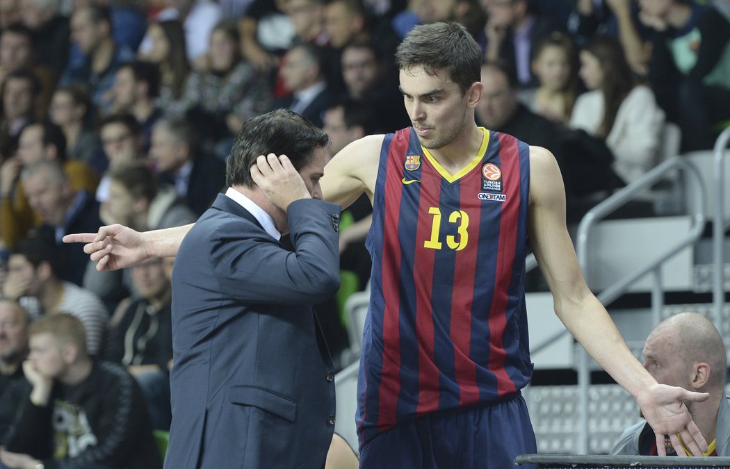 Český basketbalista Tomáš Satoranský poslouchá pokyny trenéra při euroligovém utkání jeho Barcelony v polském Zhořelci.