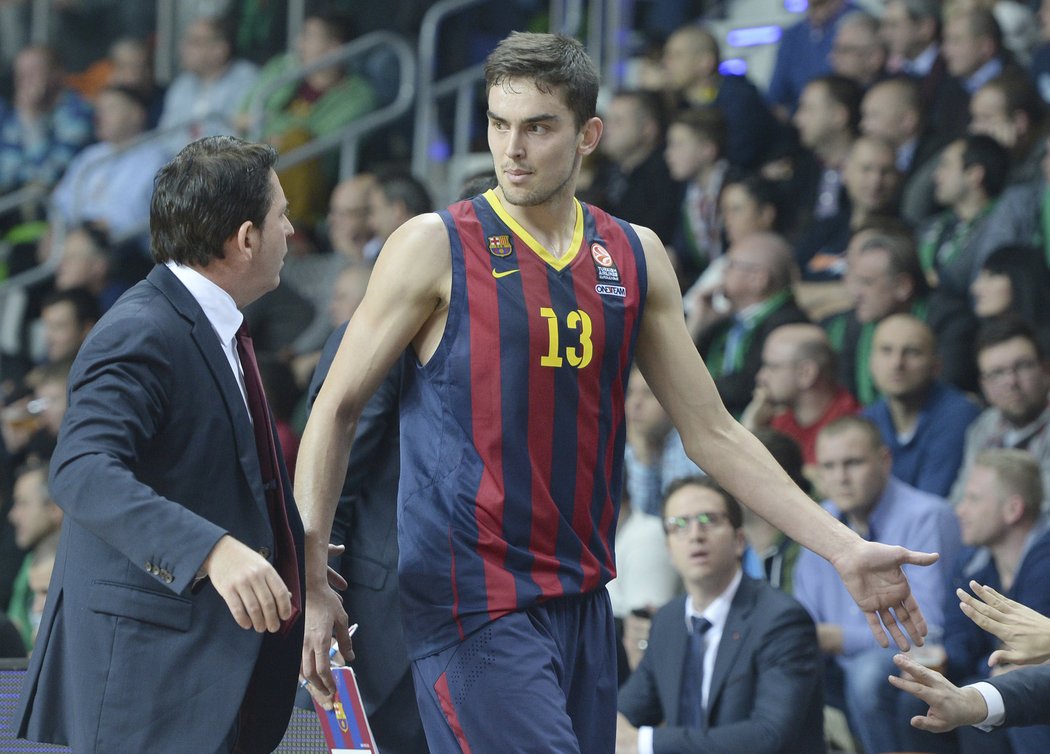 Český basketbalista Tomáš Satoranský poslouchá pokyny trenéra při euroligovém utkání jeho Barcelony v polském Zhořelci.