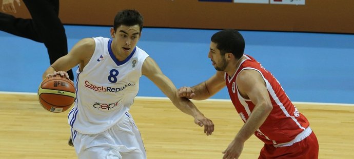 Český basketbalista Tomáš Satoranský (u míče) v utkání s Gruzií