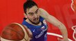 Tomáš Satoranský dává koš v utkání Česka s Polskem na basketbalovém MS
