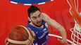 Tomáš Satoranský dává koš v utkání Česka s Polskem na basketbalovém MS