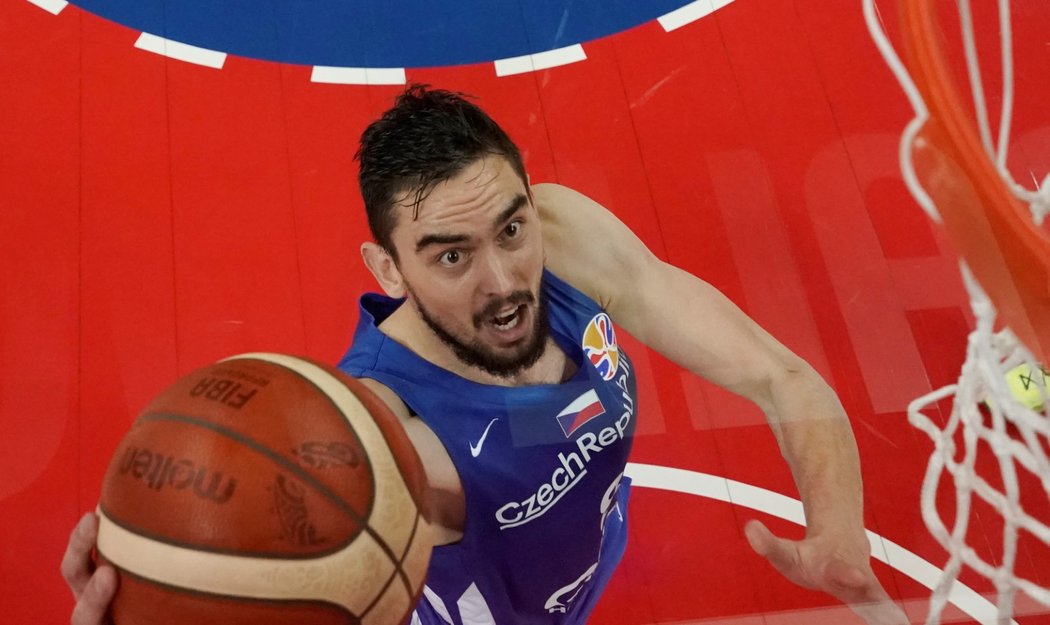 Tomáš Satoranský dává koš v utkání Česka s Polskem na basketbalovém MS