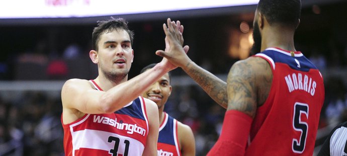 Basketbalisté Washingtonu s rozehrávačem Tomášem Satoranským vyhráli v NBA ve Phoenixu 109:99. 