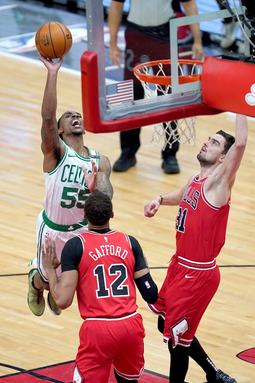 Český basketbalista Tomáš Satoranský v utkání Chicaga Bulls proti Bostonu Celtic