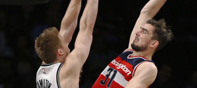 Tomáš Satoranský odehrál proti Brooklynu 15 minut a připsal si dva body, tři asistence, dva doskoky a dva bloky. 