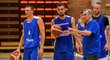 Nejlepší český basketbalista Tomáš Satoranský (uprostřed) během tréninku národního týmu