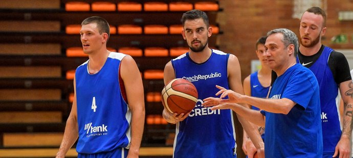 Nejlepší český basketbalista Tomáš Satoranský (uprostřed) během tréninku národního týmu