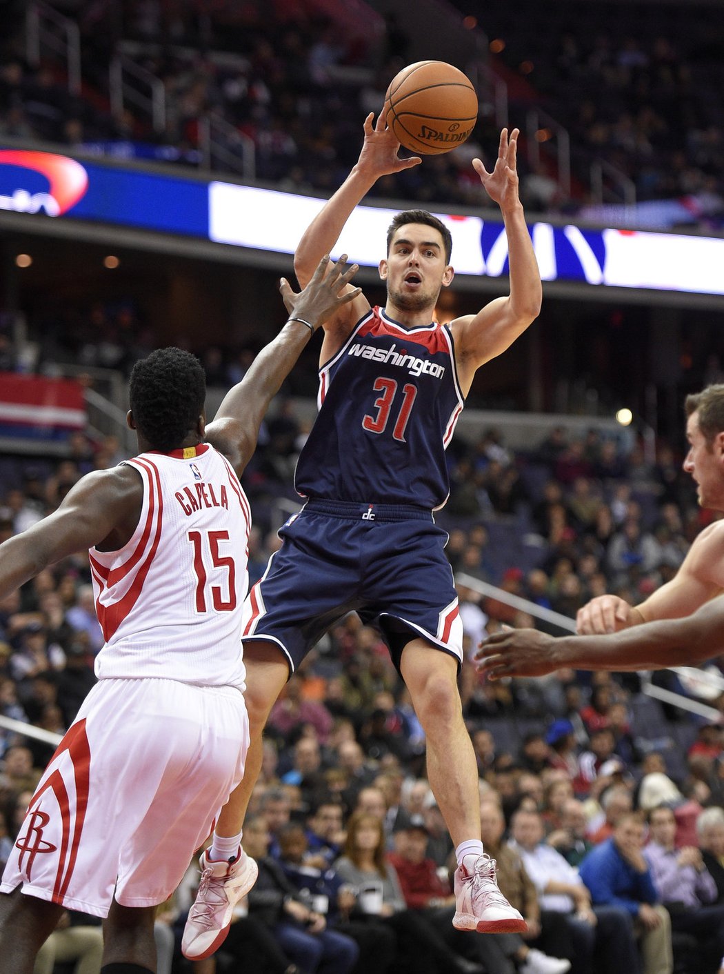 Tomáš Satoranský odehrál v dresu Wizards 31 minut a 33 sekund, během nichž dal čtyři body a připsal si stejný počet doskoků a asistencí.