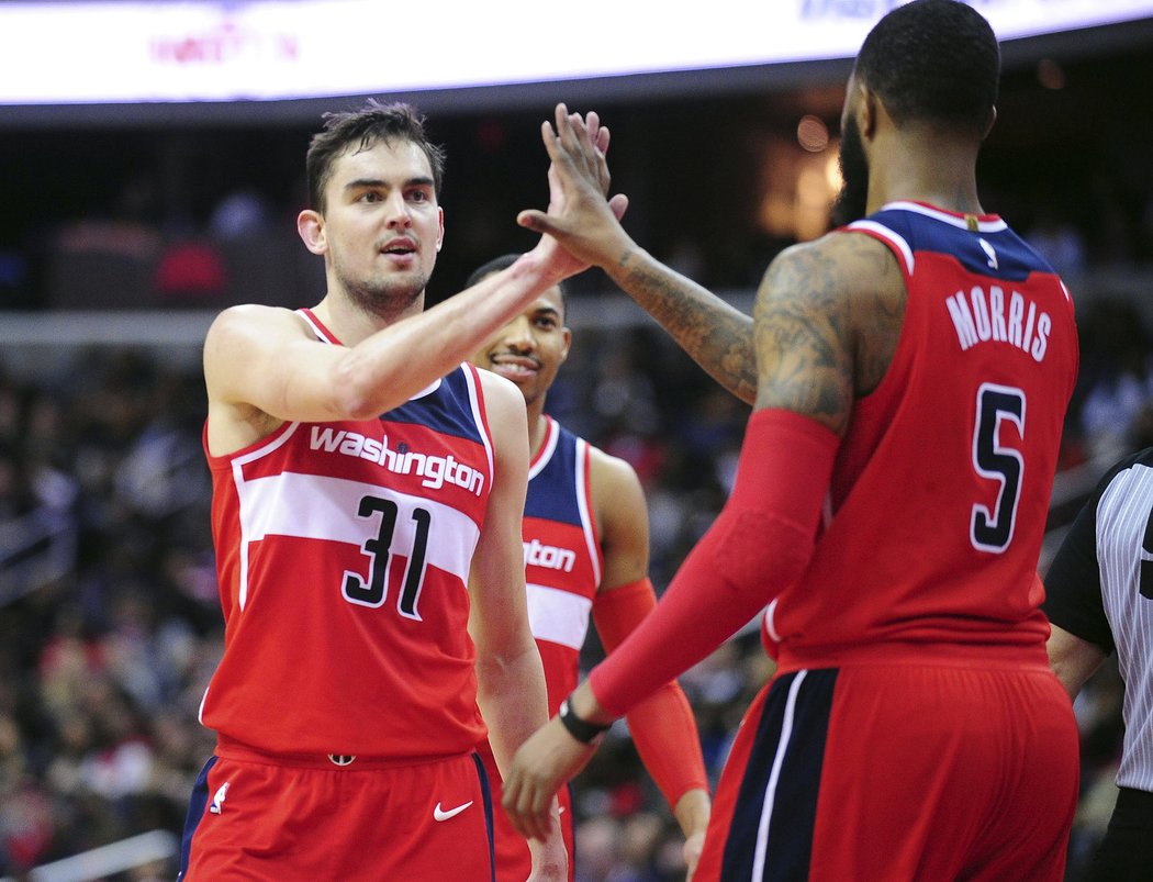 Basketbalisté Washingtonu s rozehrávačem Tomášem Satoranským vyhráli v NBA ve Phoenixu 109:99.