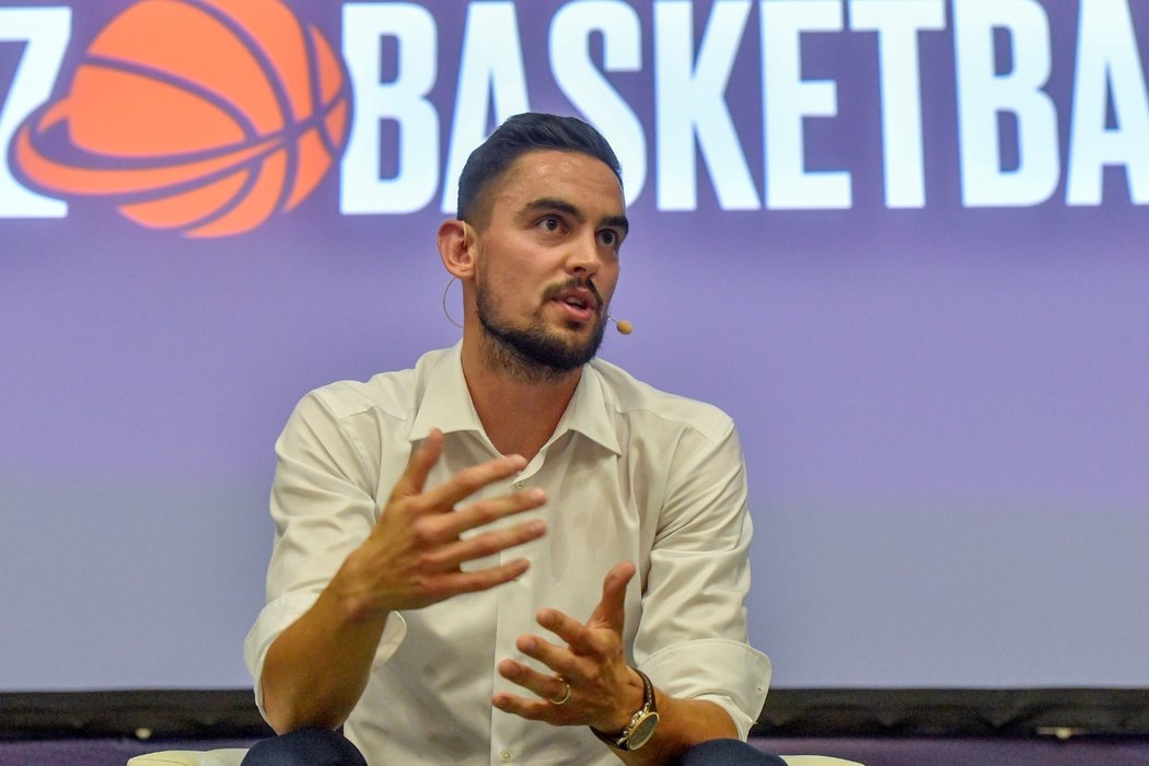 Český basketbalista Tomáš Satoranský během besedy s fanoušky