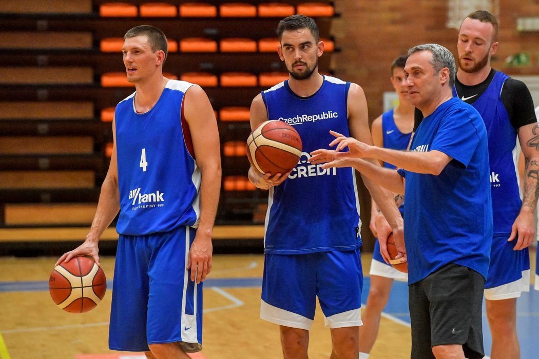 Nejlepší český basketbalista Tomáš Satoranský (uprostřed) během tréninku národního týmu