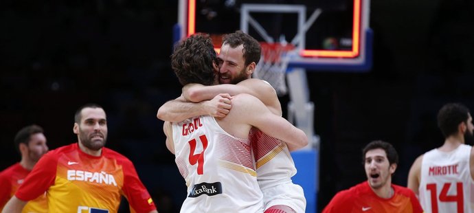 Španělští basketbalisté slaví postup do semifinále mistrovství Evropy po výhře nad Řeckem