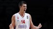 Srbský basketbalista Zoran Erceg se raduje z proměněného hodu
