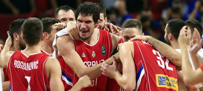 Srbští basketbalisté se radují z triumfu nad Ruskem v semifinále mistrovství Evropy