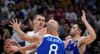 Srbský basketbalista Nikola Jokič v zápase proti Řečku