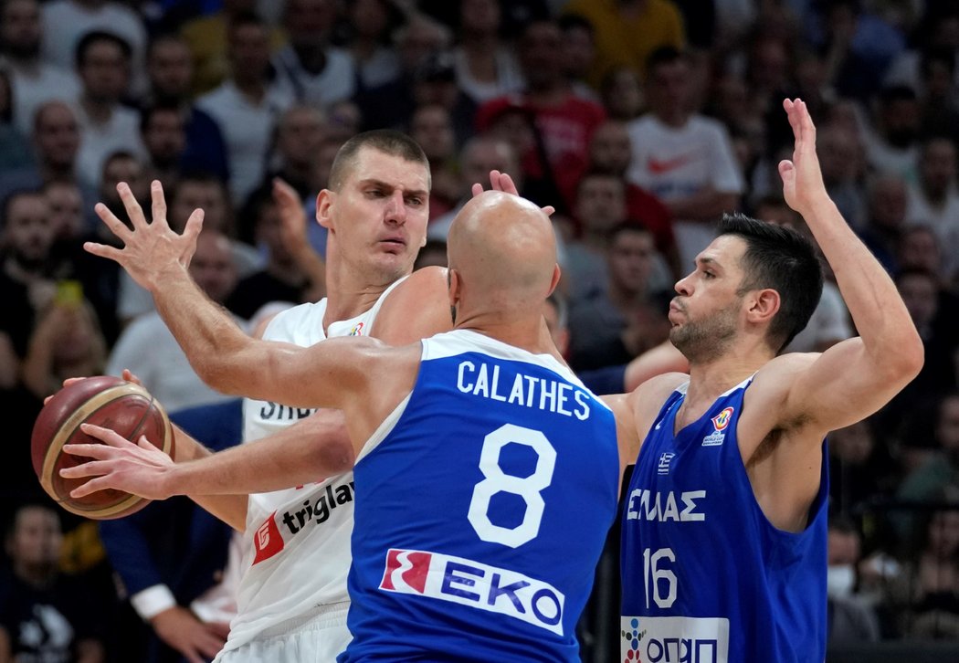 Srbský basketbalista Nikola Jokič v zápase proti Řečku