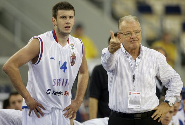 Trenér srbských basketbalistů Dusan Ivkovič (vpravo) a jeho svěřenec Novica Veličkovič. Trenér srbských basketbalistů Dusan Ivkovič (vpravo) a jeho svěřenec Novica Veličkovič.