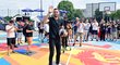 Český basketbalista Tomáš Satoranský v areálu na Pražačce v Praze Žižkově otevřel nové streetbalové hřiště