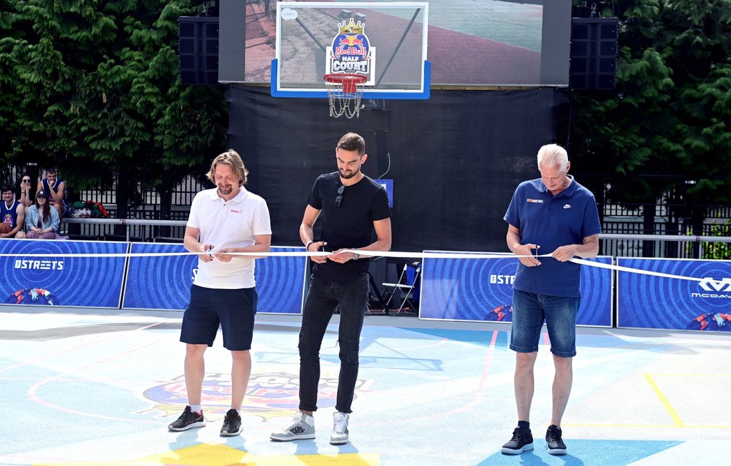 Český basketbalista Tomáš Satoranský v areálu na Pražačce v Praze Žižkově otevřel nové streetbalové hřiště