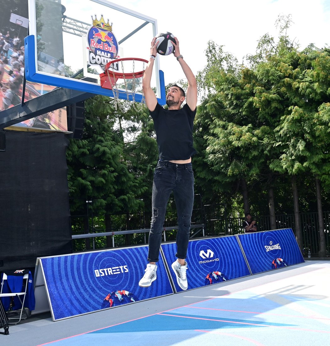 Tomáš Satoranský během otvírací akce  basketbalového kurtu na Pražačce