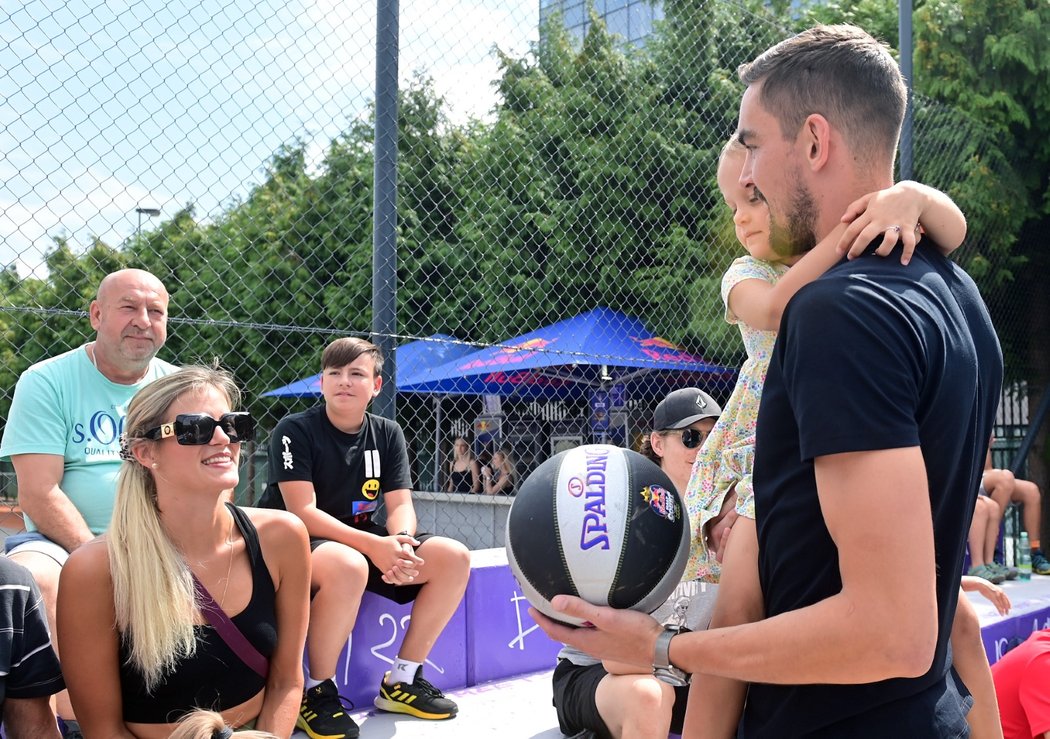 Český basketbalista Tomáš Satoranský s dcerou a manželkou Annou