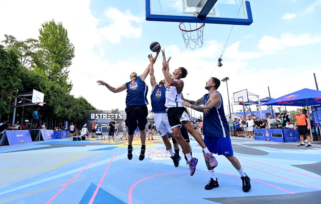 Český basketbalista Tomáš Satoranský v areálu na Pražačce v Praze Žižkově otevřel nové streetbalové hřiště