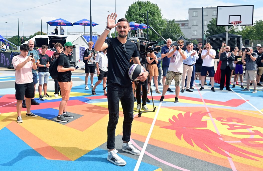 Český basketbalista Tomáš Satoranský v areálu na Pražačce v Praze Žižkově otevřel nové streetbalové hřiště