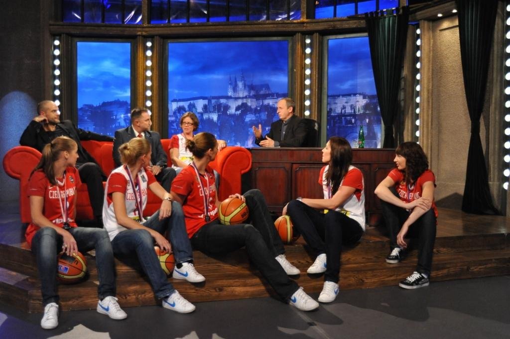 Stříbrné basketbalistky na návštěvě v televizní show Jana Krause