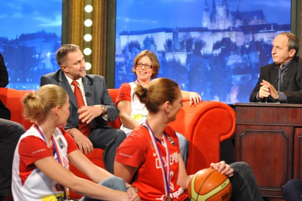 Basketbalistky s koučem Luborem Blažkem se baví v televizní show s Janem Krausem