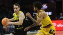 Brazilec Marcelinho Huertas (vlevo) táhne Tenerife i ve 42 letech