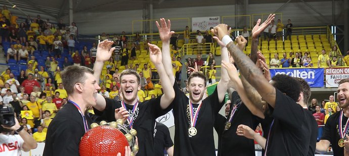 Basketbalisté Nymburka slaví zisk titulu